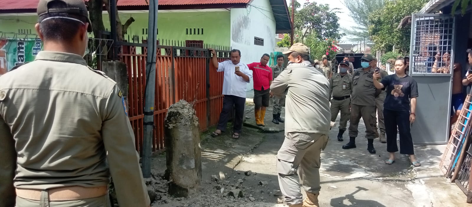  Kegiatan Penertiban Bangunan Jalan diujung gang Pudi Jalan Mesjid Kel Sei Agul Kec Medan Barat